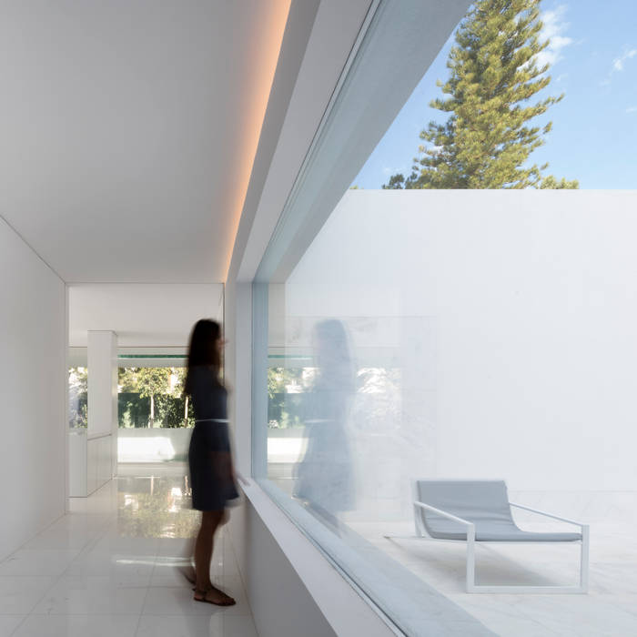 Casa entre la Pinada, FRAN SILVESTRE ARQUITECTOS FRAN SILVESTRE ARQUITECTOS Mediterranean corridor, hallway & stairs