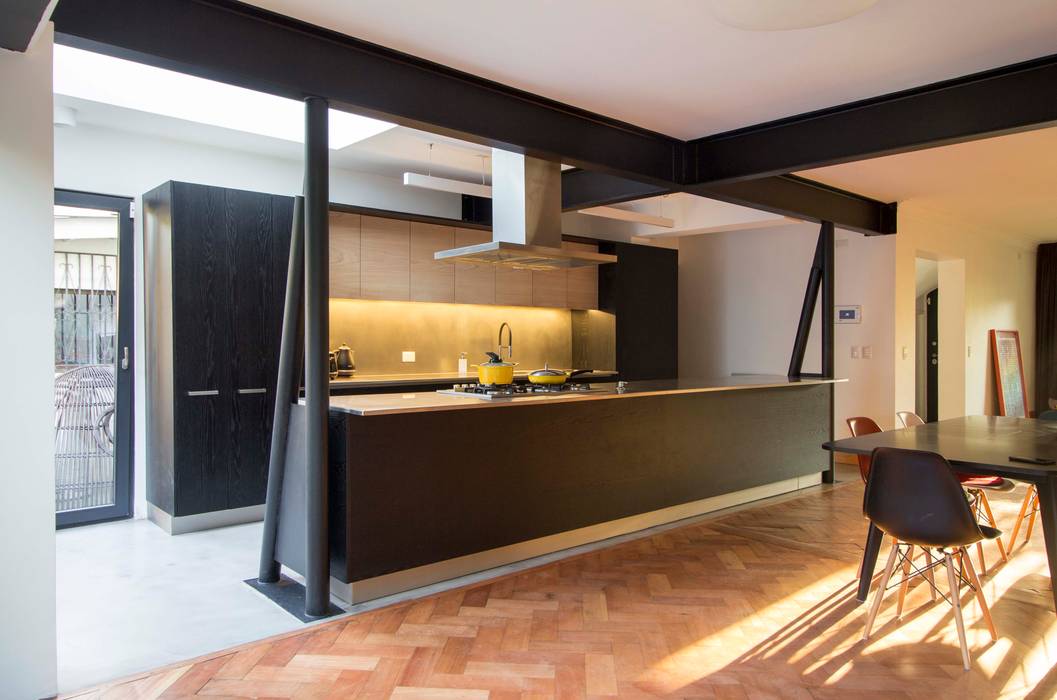 Casa El Bosque, Crescente Böhme Arquitectos Crescente Böhme Arquitectos Built-in kitchens Iron/Steel