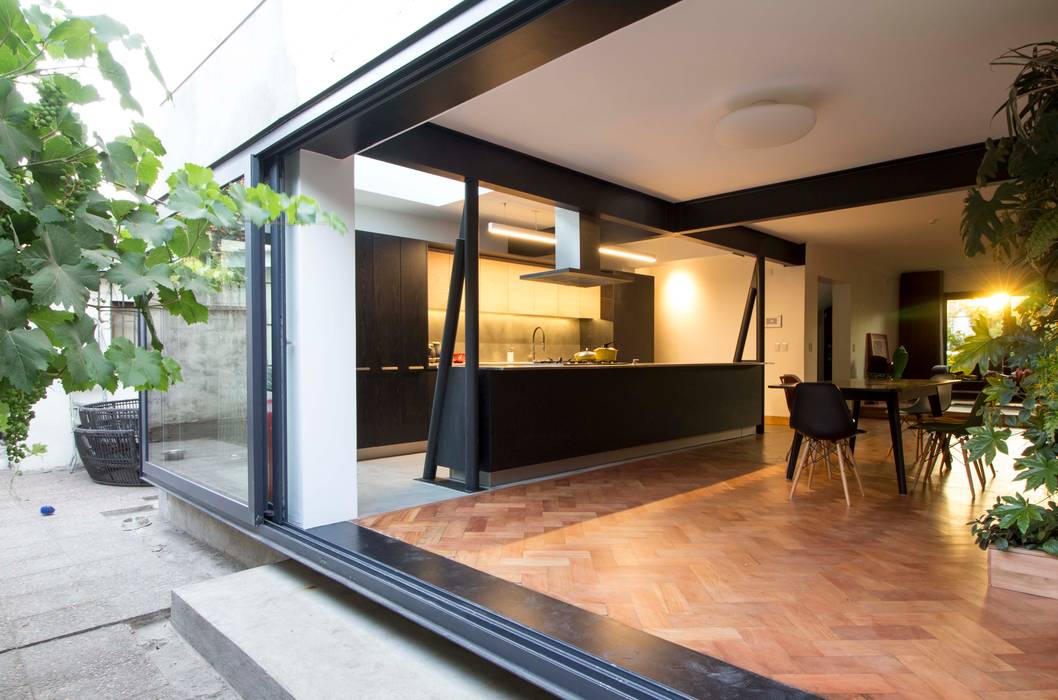 Casa El Bosque, Crescente Böhme Arquitectos Crescente Böhme Arquitectos Built-in kitchens Iron/Steel