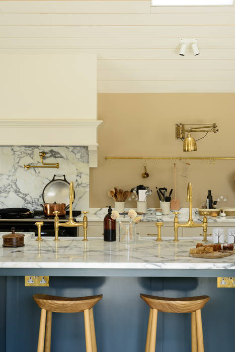 A Cotswold Barn by deVOL deVOL Kitchens Kitchen Solid Wood Multicolored kitchen island,arabescato marble,arabescato corchia,marble,worktop