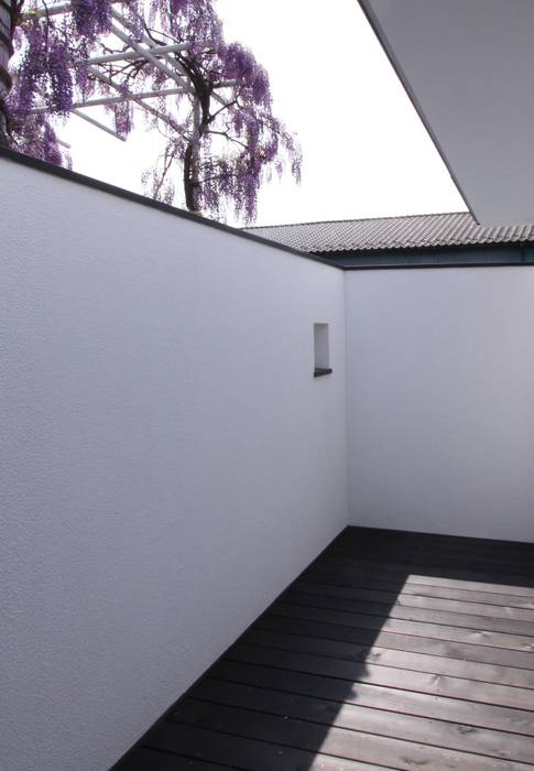 石川淳建築設計事務所 Minimalist Balcony Veranda Terrace White Homify 石川淳建築設計事務所 Minimalist Balcony Veranda Terrace White Homify