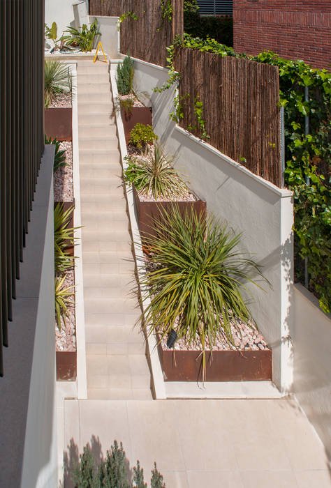 Detalle escalera jardín jardines de estilo moderno de rardo