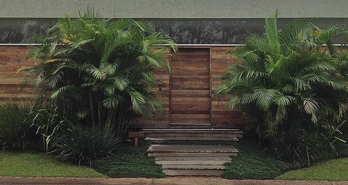 Entrada social Raul Hilgert Arquitetura de Exteriores Jardins de fachadas de casas palmeiras