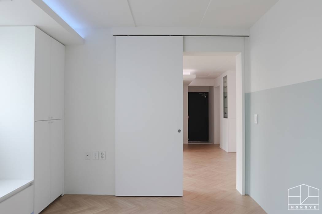 터치 하나로 모든 게 가능한 방배동 25py 스마트하우스, 홍예디자인 홍예디자인 Doors