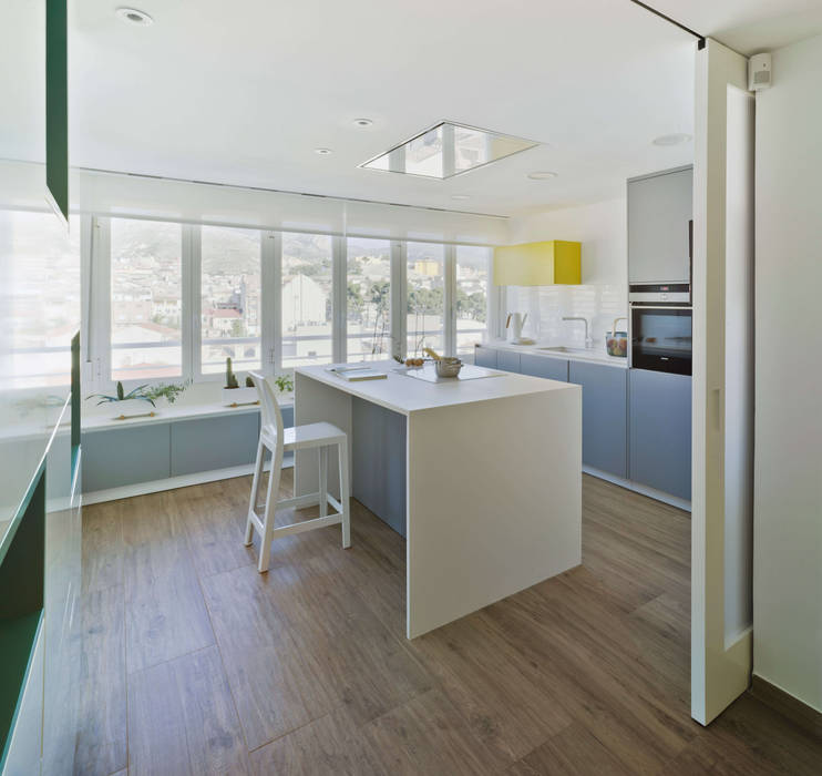 REFORMA JM + LM - #ÁticoJM, ARQUITECTURA by ROBERTO GARCIA - A by RG ARQUITECTURA by ROBERTO GARCIA - A by RG Cocinas de estilo moderno isla de cocina,iluminación de cocina,mobiliario modular,mesa de cocina,Muebles de cocina,ventana doble,Kartell