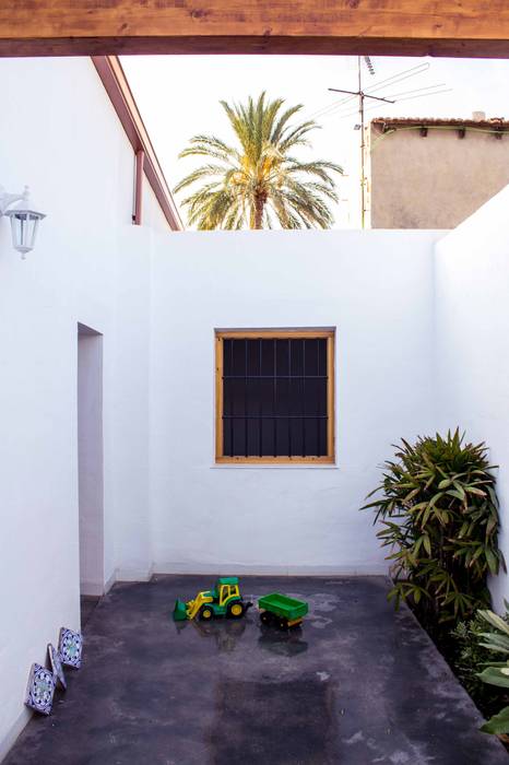 Patio andaluz en casa mediterránea ARREL arquitectura Balcones y terrazas de estilo rural patio,andaluz,ingles,courtyard,white,architecture,mediterranean,style,concrete,floor,traditional,house