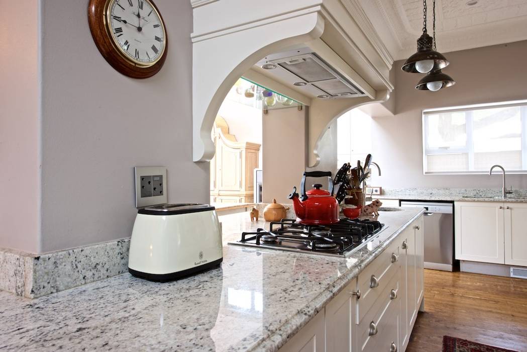 White Granite top kitchen island Oksijen 置入式廚房 Granite,Grante counter top,kitchen island,island hob,extractor hood,white granite,shaker doors,white kitchen,oksijen interiors,kitchen design,Johannesburg,farmstyle