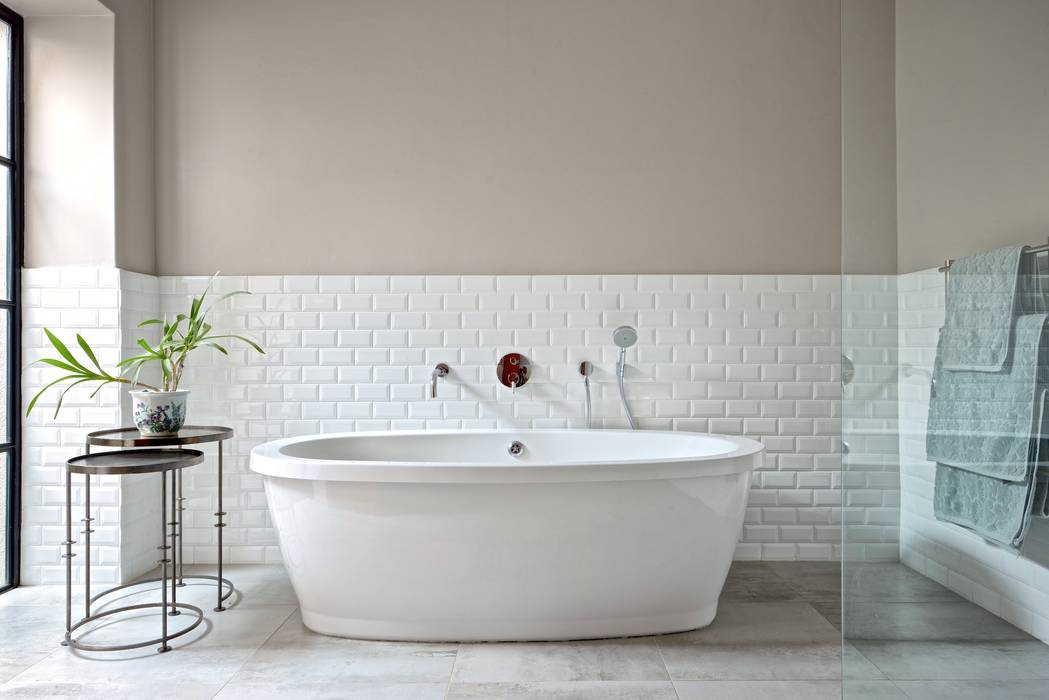 Freestanding bath Oksijen Baños de estilo moderno freestanding bathtub,acrylic bath,metro tiles,white metro tiles,grey floor tiles,grey wall