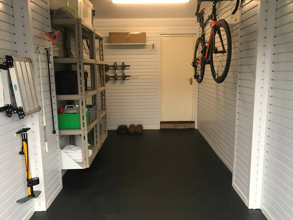 Give your bike pride of place in this tidy and organised garage Garageflex Klasyczny garaż single garage,garage,storage,organised,tidy,garage storage,garage ideas