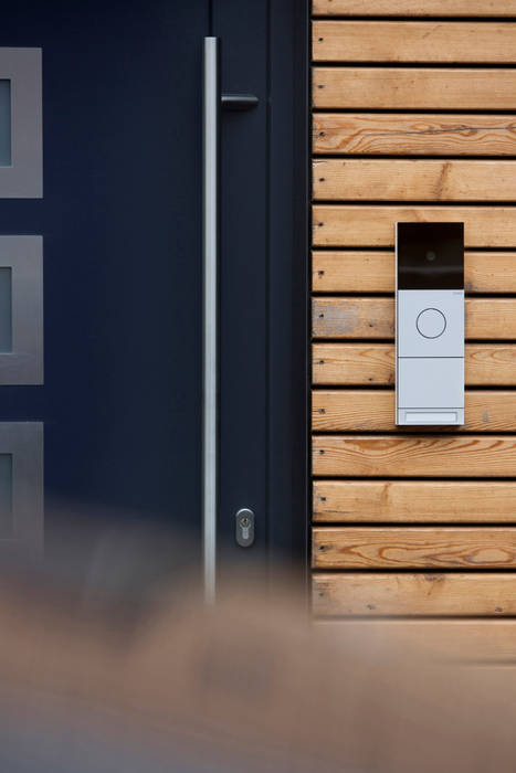 Holzhaus überrascht mit cleverem Energiekonzept - Ein Smart Home muss nicht teuer sein, Gira, Giersiepen GmbH & Co. KG Gira, Giersiepen GmbH & Co. KG Haustür Gira,Smart Home,Haustechnik