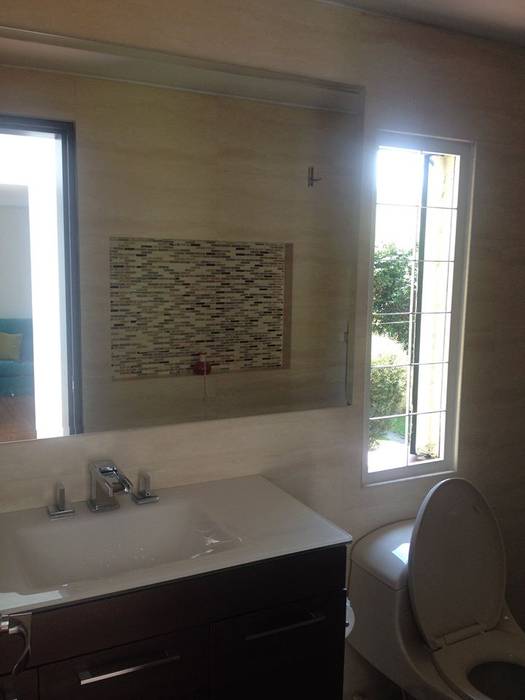 Casa beige de dos pisos, Erick Becerra Arquitecto Erick Becerra Arquitecto Modern Bathroom Tiles