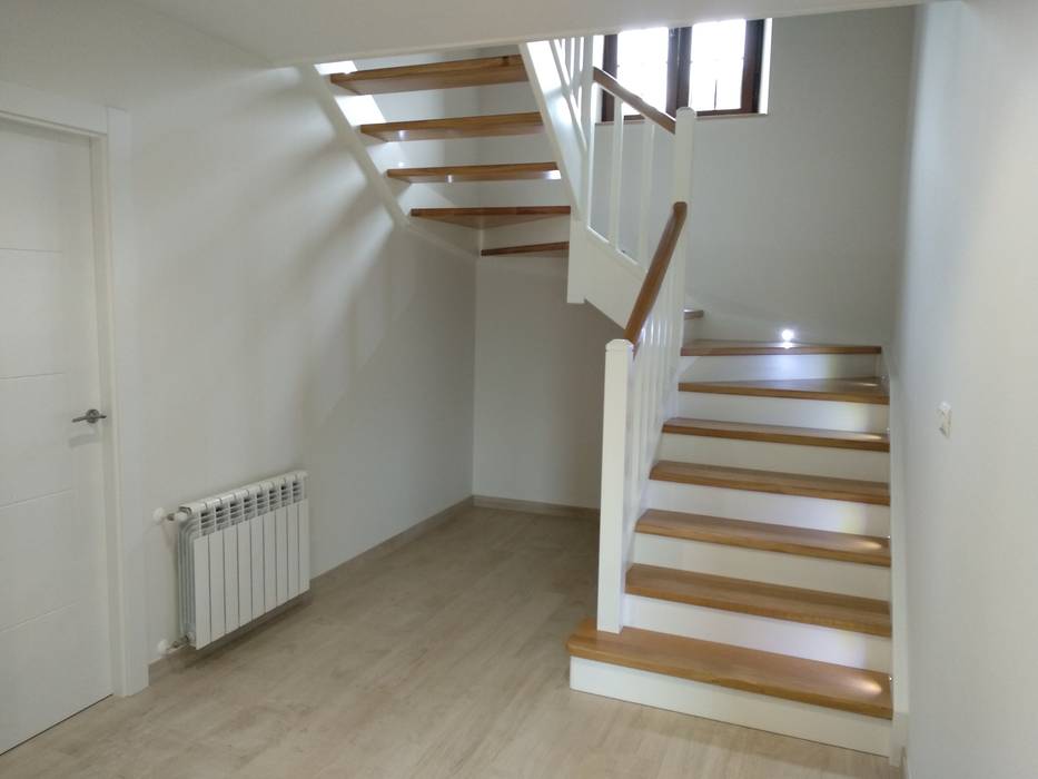Escalera en madera de Roble, zancas lacadas con detalles Leds Carpinteria Eguren SL Escaleras