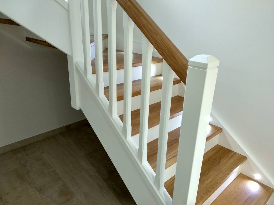 Escalera en madera de Roble, zancas lacadas con detalles Leds Carpinteria Eguren SL Escaleras escaleras