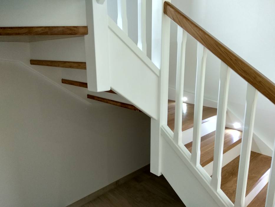 Escalera en madera de Roble, zancas lacadas con detalles Leds, Carpinteria Eguren SL Carpinteria Eguren SL Stairs