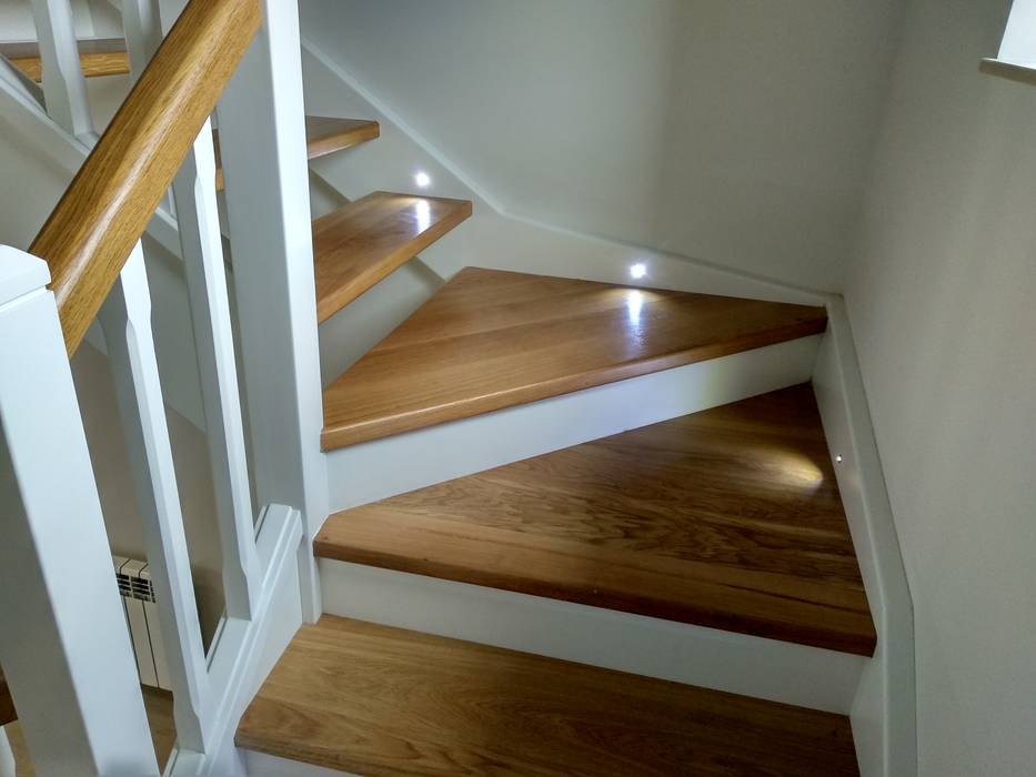 Escalera en madera de Roble, zancas lacadas con detalles Leds, Carpinteria Eguren SL Carpinteria Eguren SL Treppe