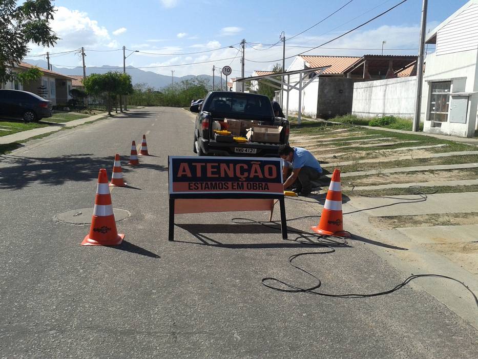 Elementos de Sinalização Viária Lokus Assessoria de Projetos e Construções Espaços comerciais sinalização,viaria,placas,redutores,velocidade,condominio,Centros comerciais