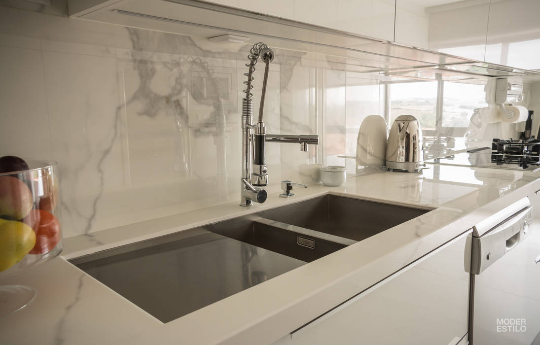 Remodelação a Branco, Moderestilo - Cozinhas e equipamentos Lda Moderestilo - Cozinhas e equipamentos Lda Modern style kitchen Sinks & taps