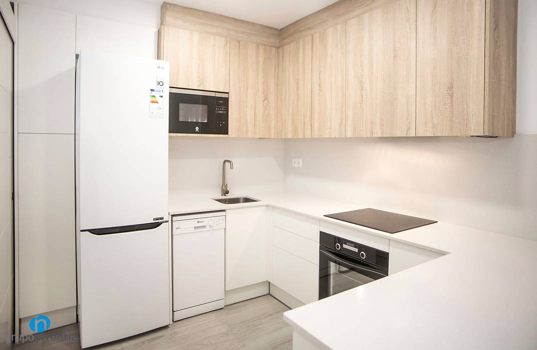 Reforma integral en calle Navas de Tolosa de Barcelona, Grupo Inventia Grupo Inventia Built-in kitchens Wood-Plastic Composite