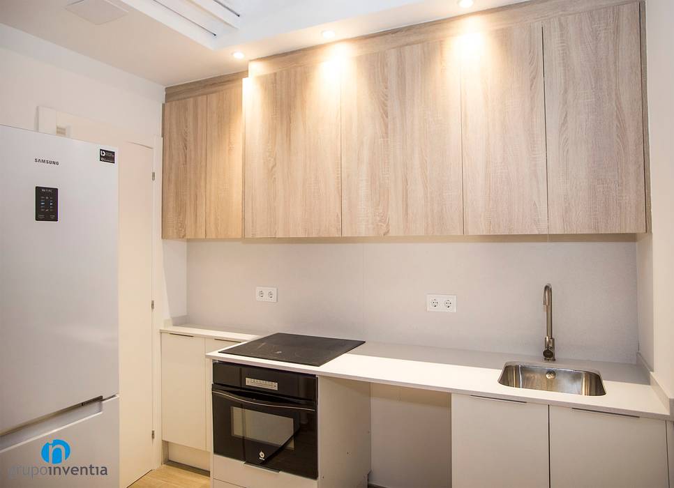 Reforma integral en calle Meer de Barcelona, Grupo Inventia Grupo Inventia Built-in kitchens Wood-Plastic Composite