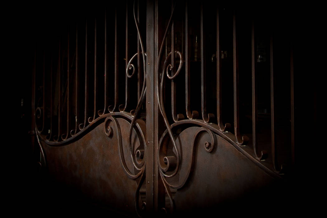 Cancello in ferro battuto. Dettaglio Artistico di Longo Carmine Villa Ferro / Acciaio cancello, farro battuto, design, made in Italy, cancello in ferro, artigianale, arredamento