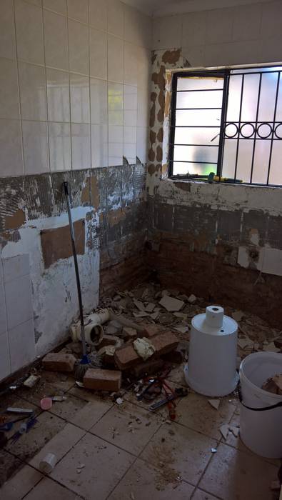 The Modern Bathroom Renovation , Kgodisho Solutions & Projects Kgodisho Solutions & Projects Kamar Mandi Modern