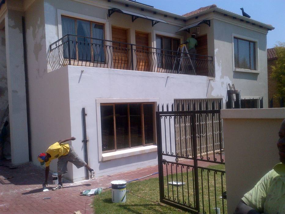 Exterior Renovation, Kgodisho Solutions & Projects Kgodisho Solutions & Projects Casas de estilo clásico