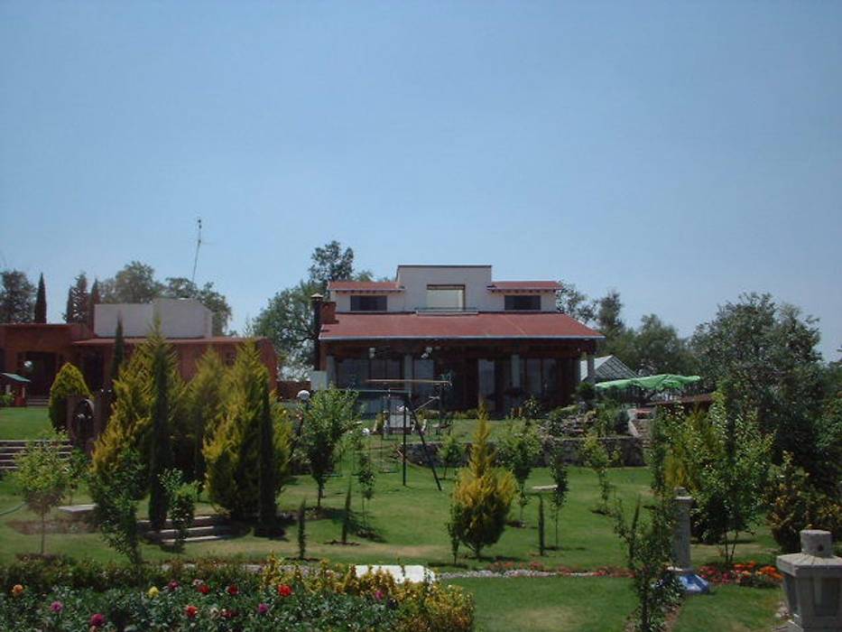 FACHADA HACIA JARDÍN SERCOYDE SA DE CV Casas de campo Concreto