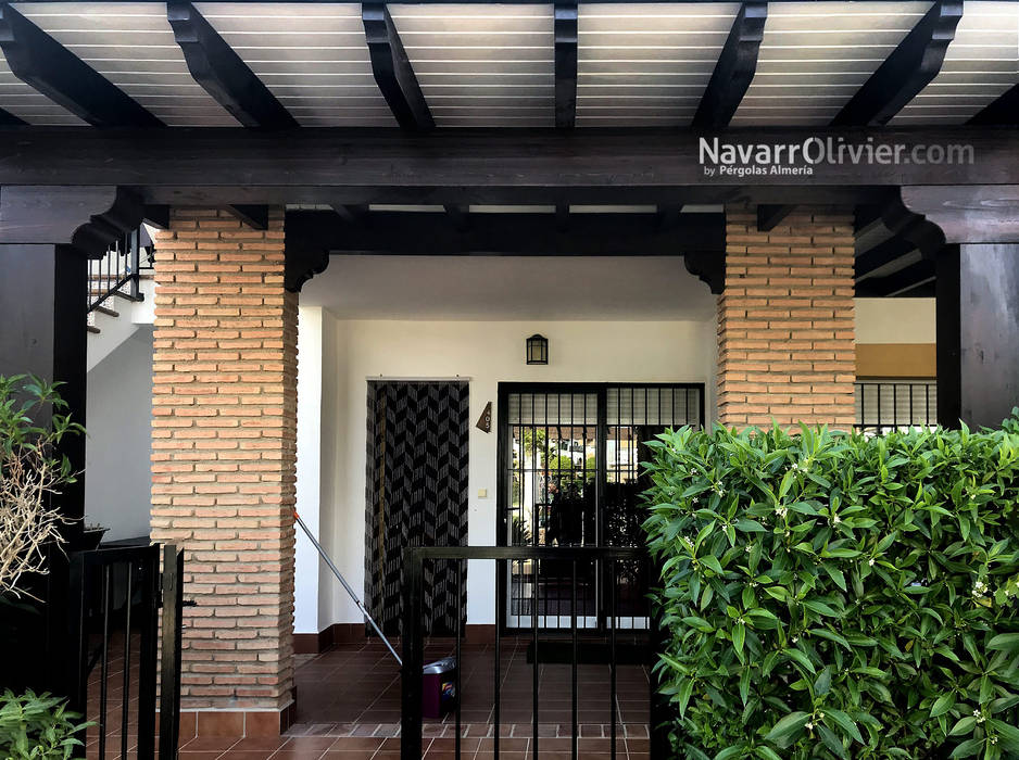 Tejado adosado para acceso a vivienda NavarrOlivier Pérgolas Madera Acabado en madera carpinteria,tejado inclinado,madera pintada de blanco,pergola,terraza,porche