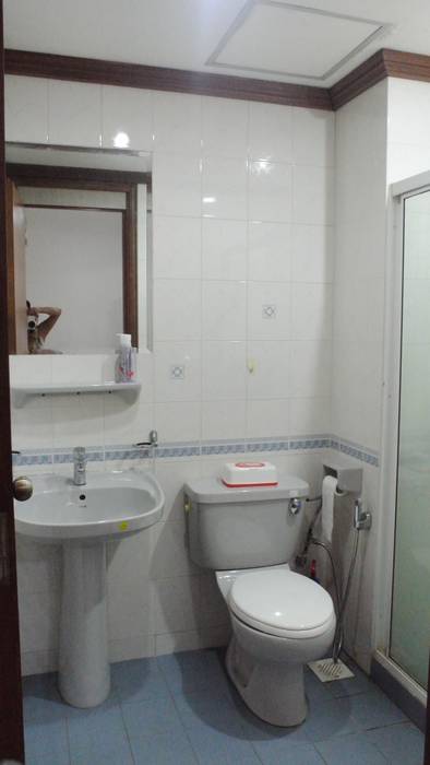 Before renovation of house FINE ART LIVING PTE LTD Modern bathroom