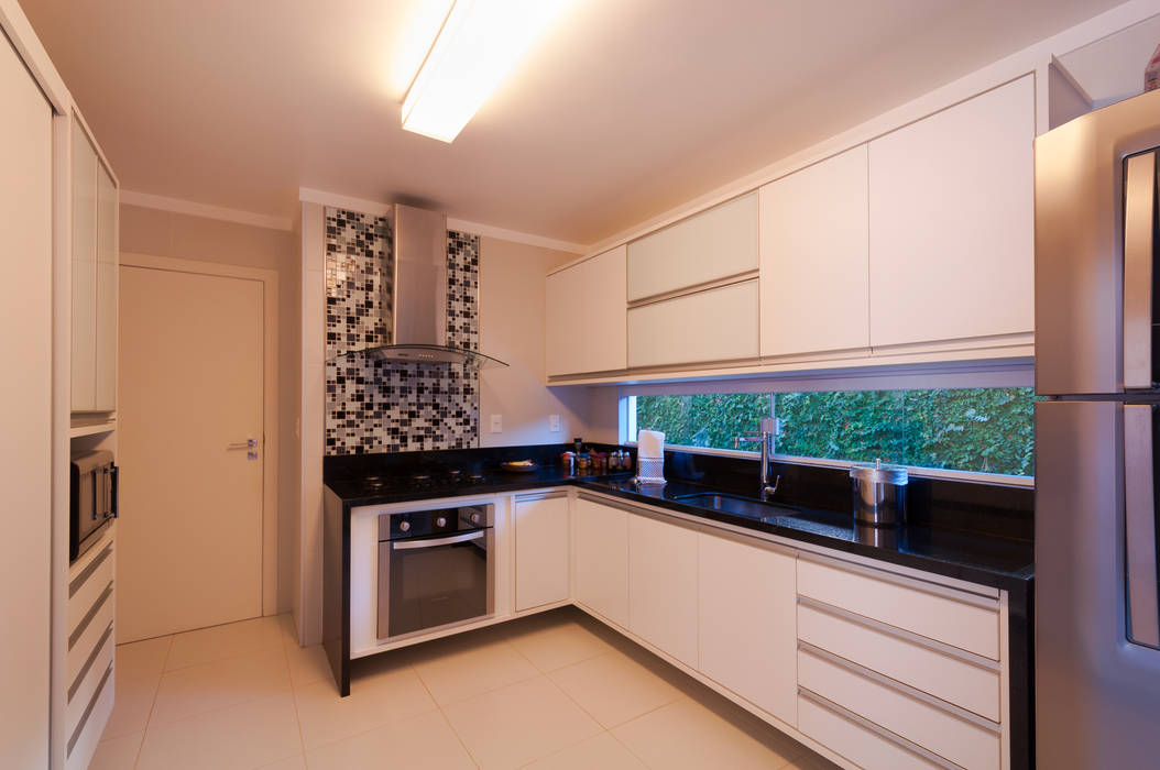 Cozinha em branco e preto Bernal Projetos - Arquitetos em Salvador Armários e bancadas de cozinha cozinha preta,janela,pastilhas de vidro,granito