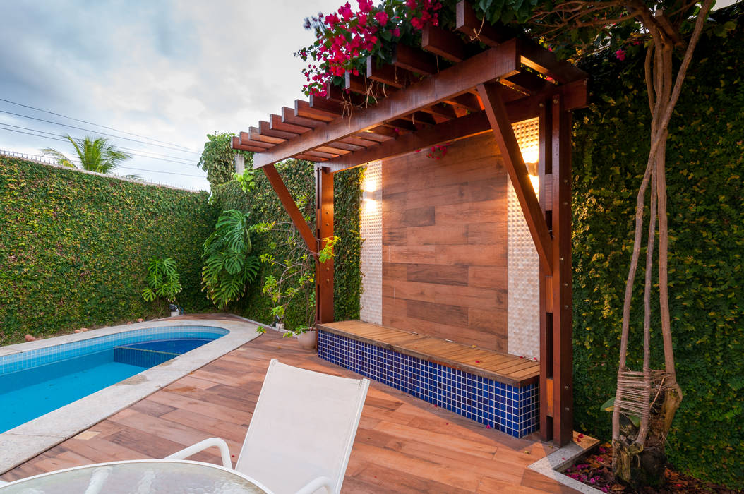 Pergolado com banco baú Bernal Projetos - Arquitetos em Salvador Piscinas de jardim pergolado,pergolado de madeira,deck,porcelanato madeira,piscina