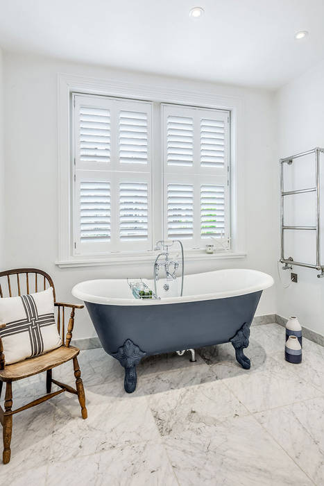 Tier on Tier Shutters in the Bathroom Plantation Shutters Ltd Baños de estilo moderno Madera Acabado en madera