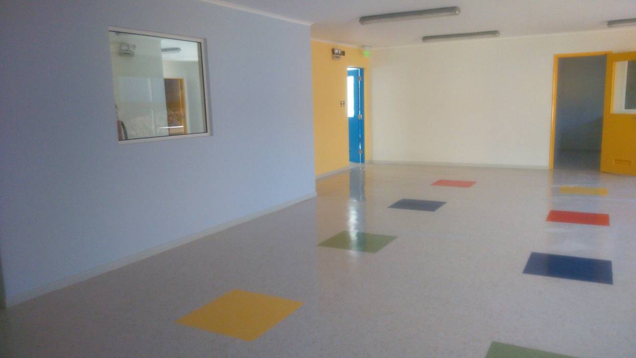 JARDÍN INFANTIL Y SALA CUNA MANITOS CREANDO, Nomade Arquitectura y Construcción spa Nomade Arquitectura y Construcción spa Recámaras para niños Aglomerado