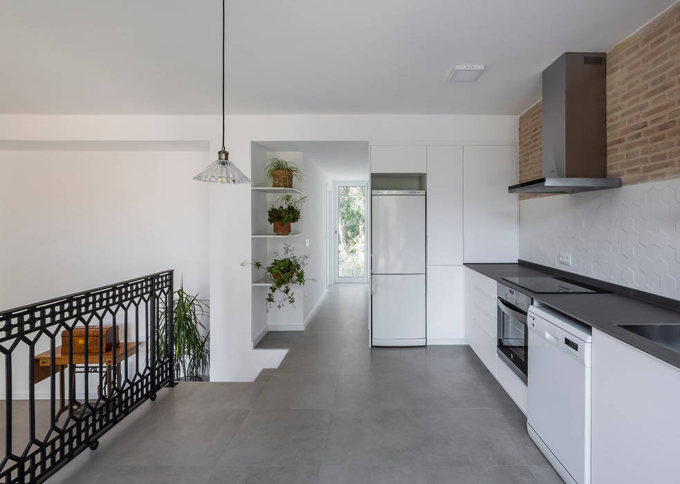 Casa en La Murta homify Cocinas de estilo mediterráneo amplitud, arquitecto, arquitecto en valencia, arquitectura, arquitectura en valencia, arquitectura moderna, arquitectura moderna en valencia, arquitectura sostenible, arquitectura sostenible en valencia, bosque, campo, casa, casa cubo, casa de campo, casa en valencia, casa mediterránea, casa moderna, casa rural, casa sostenible, construcción, construcción en valencia, construcción sostenible en valencia, construcción sostenible, diseño, diseño arquitectónico, diseño de casa, diseño en valencia, diseño minimalista, diseño modernista, diseño sostenible, diseño sostenible en valencia, entorno, espacio, espacio sostenible, espacios abiertos, estudio, estudio de arquitectura, estudio de arquitectura en valencia, iluminacion, luz, montaña, paisaje, proyecto, proyecto de arquitectura, proyecto de arquitectura en valencia, proyecto en valencia, reforma, reforma de vivienda, reforma de vivienda en valencia, reforma en valencia, reforma integral, reforma sostenible, rehabilitación, rehabilitación en valencia, rehabilitación integral, rehabilitación sostenible, rehabilitación vivienda, rehabilitación vivienda en valencia, sol, tambori, tambori arquitectes, valencia, ventilación cruzada, verano, visual cruzada, vivienda, vivienda en valencia, vivienda moderna, vivienda rural, vivienda sostenible, vivienda unifamiliar, amplitude, architect, architect in valencia, architecture, architecture in valencia, modern architecture, modern architecture in valencia sustainable, architecture sustainable, architecture in valencia, forest, field, house cube, house cottage, house in valencia, mediterranean house, modern house, rural house, sustainable house, building, construction in valencia, sustainable construction in valencia, sustainable construction, design, architectural design, house design, design in valencia, minimalist design, modernist design, sustainable design, sustainable design in valencia, environment, space, sustainable space, open spaces, studio, architecture studio, architecture studio in valencia, illumination, light, mountain, landscape, project, architecture project, architecture project in valencia, project in valencia, reform, housing reform, housing reform in valencia, reform in valencia, integral reform, sustainable reform, rehabilitation, rehabilitation in valencia, integral rehabilitation, sustainable rehabilitation, housing rehabilitation housing, rehabilitation in valencia, living place, housing in valencia, modern housing, rural housing, sustainable housing, single family home, architecte, architecte à valence, architecture, architecture à valence, architecture moderne, architecture moderne à valence, architecture durable, architecture durable à valence, forêt, campagne, maison, Maison Cube, maison de campagne, maison à valence, maison méditerranéenne, maison moderne, maison rurale, maison durable, bâtiment, construction à valence, construction durable à valence, construction durable, conception, conception architecturale, conception de la maison, design à valence, design minimaliste, design moderniste, conception durable, conception durable à valence, environnement, espace durable, espaces ouverts, studio d'architecture, studio d'architecture à valence, éclairage, lumière, montagne, paysage, projet d'architecture, projet d'architecture à valence, projet à valence, réforme, réforme du logement, réforme du logement à valence, réforme à valence, réforme intégrale, réforme durable, réhabilitation, réhabilitation à valence, réhabilitation intégrale, réhabilitation durable, réhabilitation de logements, réhabilitation de logements à valence, cocina, kitchen, cuisine, estilo, style, estilo modernista, modernist style, style moderniste, estilo mediterráneo, mediterranean style, style méditerranéen