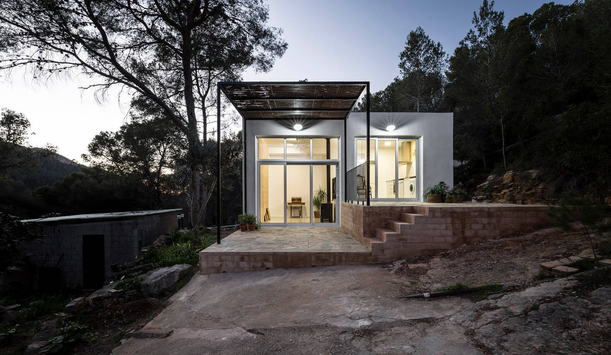 Casa en La Murta homify Casas de estilo mediterráneo amplitud, arquitecto, arquitecto en valencia, arquitectura, arquitectura en valencia, arquitectura moderna, arquitectura moderna en valencia, arquitectura sostenible, arquitectura sostenible en valencia, bosque, campo, casa, casa cubo, casa de campo, casa en valencia, casa mediterránea, casa moderna, casa rural, casa sostenible, construcción, construcción en valencia, construcción sostenible en valencia, construcción sostenible, diseño, diseño arquitectónico, diseño de casa, diseño en valencia, diseño minimalista, diseño modernista, diseño sostenible, diseño sostenible en valencia, entorno, espacio, espacio sostenible, espacios abiertos, estudio, estudio de arquitectura, estudio de arquitectura en valencia, iluminacion, luz, montaña, paisaje, proyecto, proyecto de arquitectura, proyecto de arquitectura en valencia, proyecto en valencia, reforma, reforma de vivienda, reforma de vivienda en valencia, reforma en valencia, reforma integral, reforma sostenible, rehabilitación, rehabilitación en valencia, rehabilitación integral, rehabilitación sostenible, rehabilitación vivienda, rehabilitación vivienda en valencia, sol, tambori, tambori arquitectes, valencia, ventilación cruzada, verano, visual cruzada, vivienda, vivienda en valencia, vivienda moderna, vivienda rural, vivienda sostenible, vivienda unifamiliar, amplitude, architect, architect in valencia, architecture, architecture in valencia, modern architecture, modern architecture in valencia sustainable, architecture sustainable, architecture in valencia, forest, field, house cube, house cottage, house in valencia, mediterranean house, modern house, rural house, sustainable house, building, construction in valencia, sustainable construction in valencia, sustainable construction, design, architectural design, house design, design in valencia, minimalist design, modernist design, sustainable design, sustainable design in valencia, environment, space, sustainable space, open spaces, studio, architecture studio, architecture studio in valencia, illumination, light, mountain, landscape, project, architecture project, architecture project in valencia, project in valencia, reform, housing reform, housing reform in valencia, reform in valencia, integral reform, sustainable reform, rehabilitation, rehabilitation in valencia, integral rehabilitation, sustainable rehabilitation, housing rehabilitation housing, rehabilitation in valencia, living place, housing in valencia, modern housing, rural housing, sustainable housing, single family home, architecte, architecte à valence, architecture, architecture à valence, architecture moderne, architecture moderne à valence, architecture durable, architecture durable à valence, forêt, campagne, maison, Maison Cube, maison de campagne, maison à valence, maison méditerranéenne, maison moderne, maison rurale, maison durable, bâtiment, construction à valence, construction durable à valence, construction durable, conception, conception architecturale, conception de la maison, design à valence, design minimaliste, design moderniste, conception durable, conception durable à valence, environnement, espace durable, espaces ouverts, studio d'architecture, studio d'architecture à valence, éclairage, lumière, montagne, paysage, projet d'architecture, projet d'architecture à valence, projet à valence, réforme, réforme du logement, réforme du logement à valence, réforme à valence, réforme intégrale, réforme durable, réhabilitation, réhabilitation à valence, réhabilitation intégrale, réhabilitation durable, réhabilitation de logements, réhabilitation de logements à valence, acceso, access, accès, entrada, entry, entrée, fachada, facade, façade, estilo, style, estilo modernista, modernist style, style moderniste, estilo mediterráneo, mediterranean style, style méditerranéen