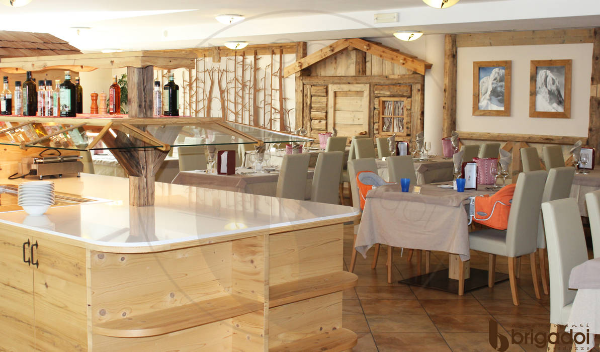 Una sala da pranzo tra le Dolomiti, Arredamenti Brigadoi Arredamenti Brigadoi Comedores de estilo rústico Madera Acabado en madera Buffet y cómodas