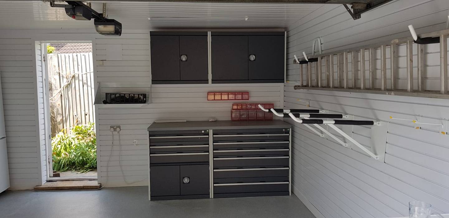 Garageflex Garage Transformation in Chalfont St Giles, Buckinghamshire Garageflex Garagens e arrecadações clássicas garage,garageflex,garage storage,storage,built-in storage,metal,metal cabinets,garage cabinets