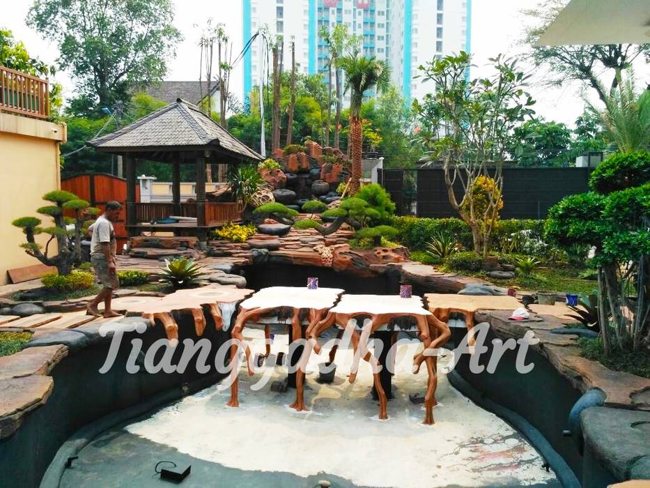 Kolam Ikan Koi dan Tebing Dekorasi || Tukang Taman Surabaya - Tianggadha-Art, Tukang Taman Surabaya - Tianggadha-art Tukang Taman Surabaya - Tianggadha-art Lagos e Lagoas de jardins Pedra