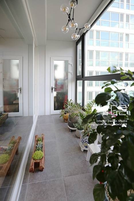 대구 수서동 롯데캐슬 52평형, 남다른디자인 남다른디자인 Moderner Balkon, Veranda & Terrasse