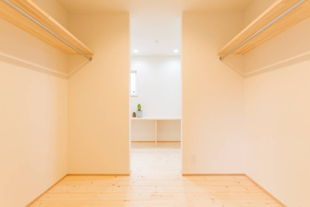 コンパクトで回遊性のある家, KAWAZOE-ARCHITECTS KAWAZOE-ARCHITECTS Minimalist dressing room