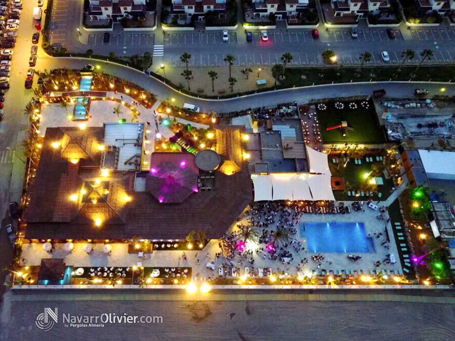 Vista aérea de complejo turístico NavarrOlivier Espacios comerciales Madera Acabado en madera Bares y discotecas