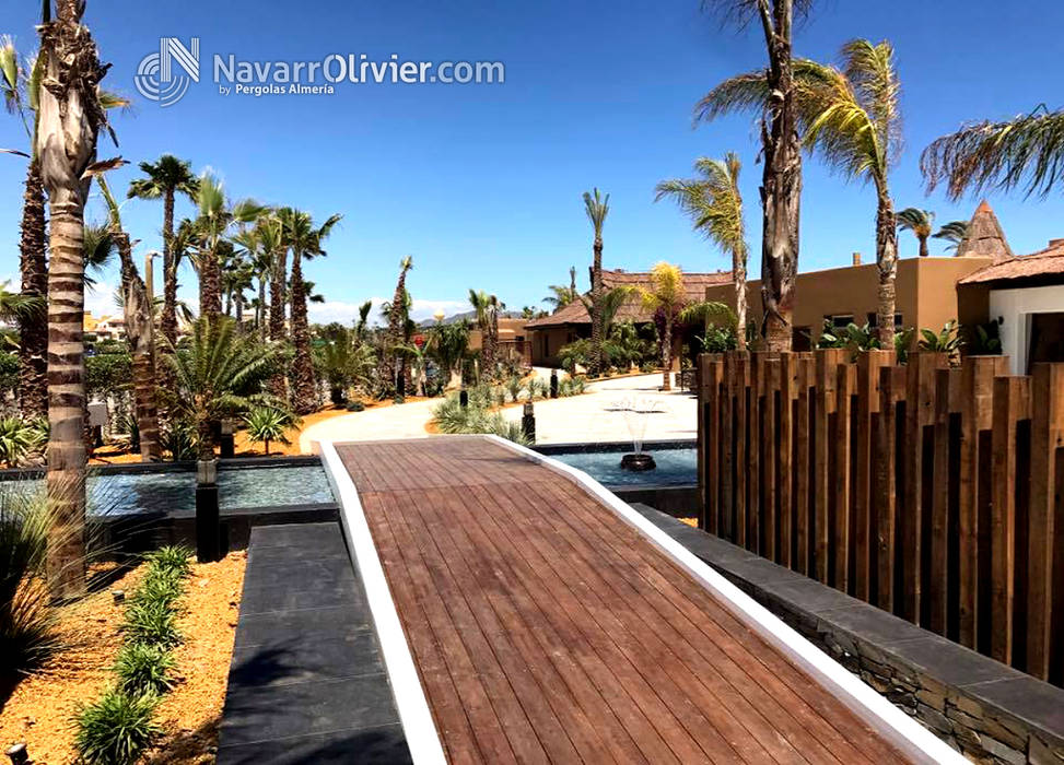 pasarela de acceso a beach club NavarrOlivier Espacios comerciales Madera Acabado en madera Bares y clubs