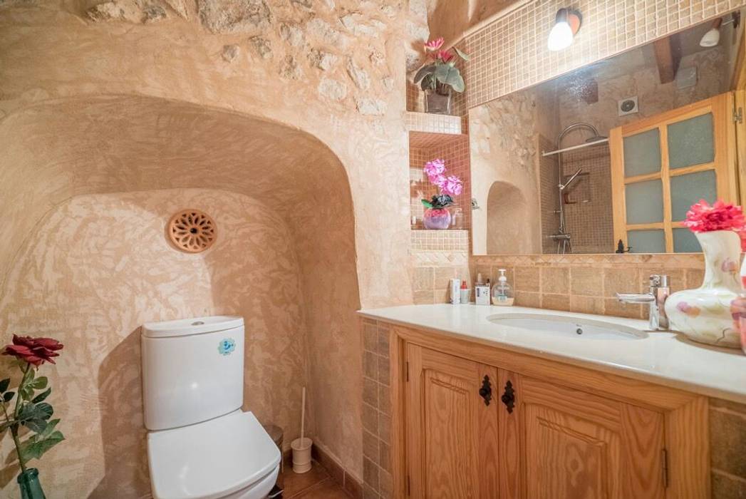 House completely restored in Dalt Vila, ibizatophouse ibizatophouse Classic style bathroom