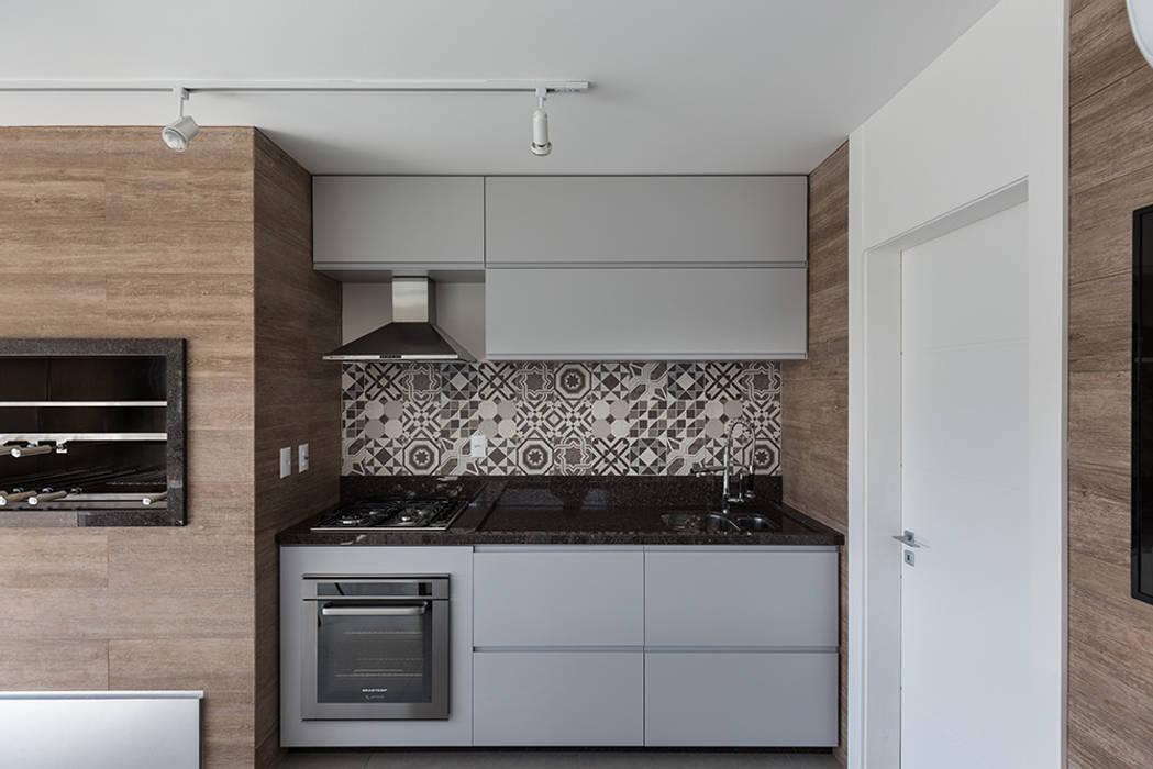 Bancada | Cozinha Rabisco Arquitetura Armários e bancadas de cozinha Azulejo ladrilho hidráulico, bancada, marrom absoluto, cinza, mdf, mobiliário, cozinha, apoio, churrasqueira, coifa, iluminação, trilho, forno elétrico, madeira, espaço gourmet