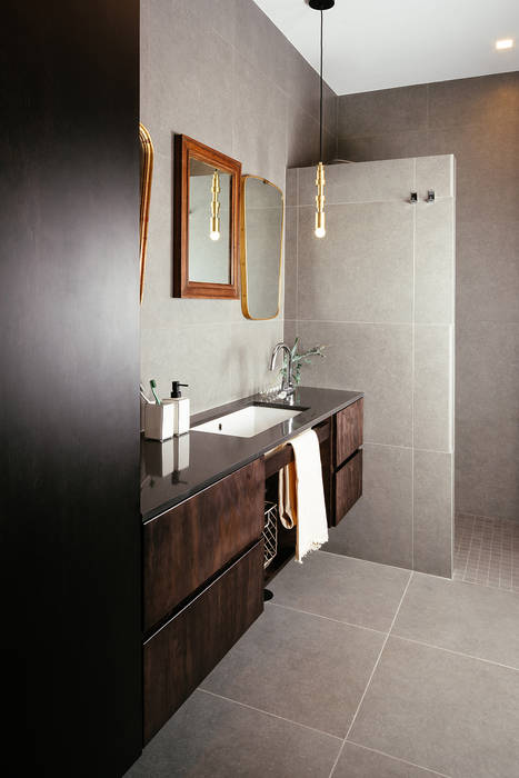 Bagno con doccia manuarino architettura design comunicazione Bagno minimalista bagno,doccia,illuminazione bagno,arredo bagno,lavabo bagno,specchio bagno,doccia filo pavimento,Bagno di servizio