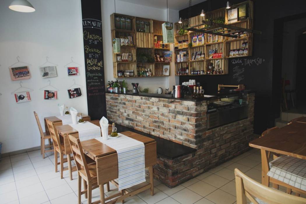 Pizzeria LEN ARTE, Moble. Moble. Powierzchnie handlowe cegła,drewno,skrzynki,farba tablicowa,pizzeria,restauracja,recykling,Gastronomia