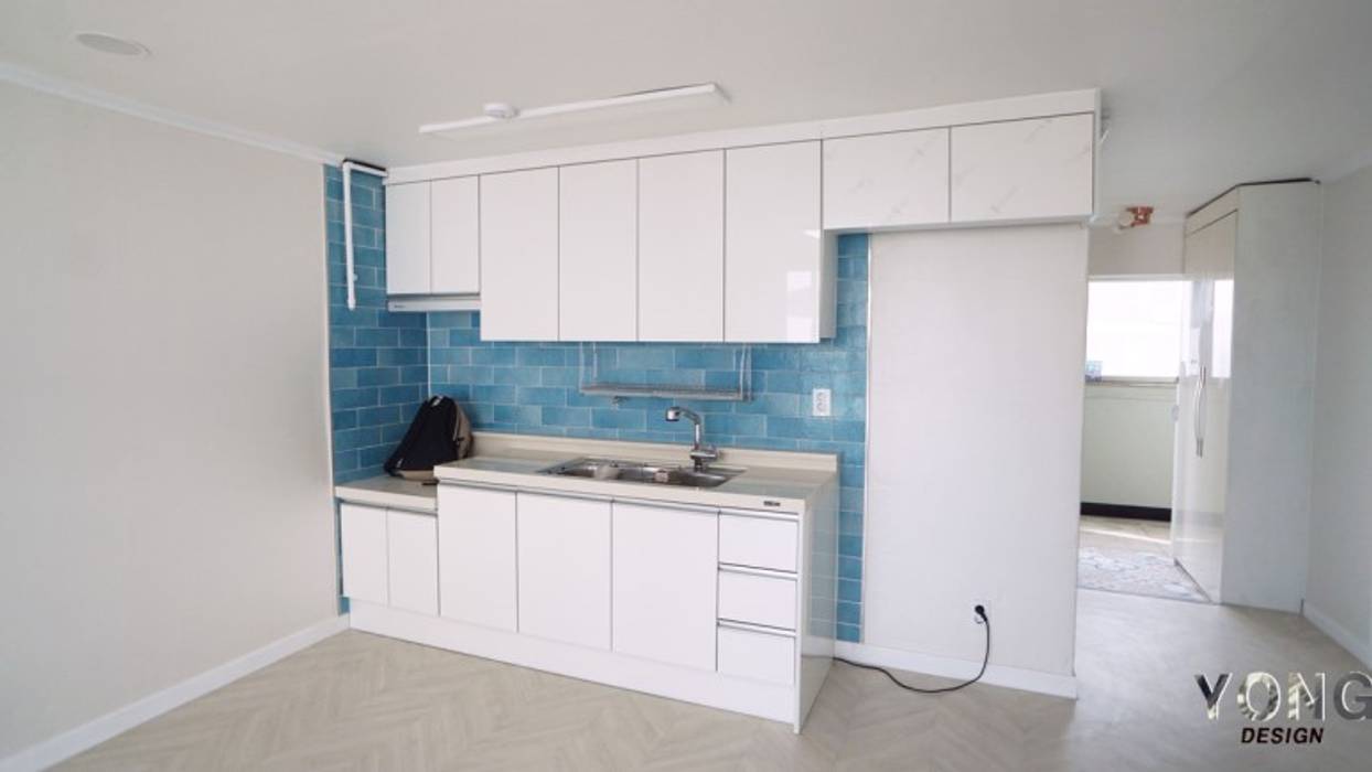 스페인타일과 골드라이팅의 조합 무궁화 효성 24평 올수리 인테리어 전세집 인테리어 | 용디자인, YONG DESIGN YONG DESIGN Built-in kitchens ٹائلیں