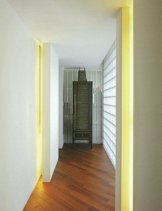 HIROO FLAT 裏手の広大な森を借景とした住まい, JWA，Jun Watanabe & Associates JWA，Jun Watanabe & Associates Modern corridor, hallway & stairs