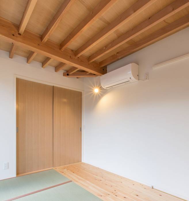 寝室の天井見上げ アース建築工房 ラスティックスタイルの 寝室 無垢材 木目調 Homify