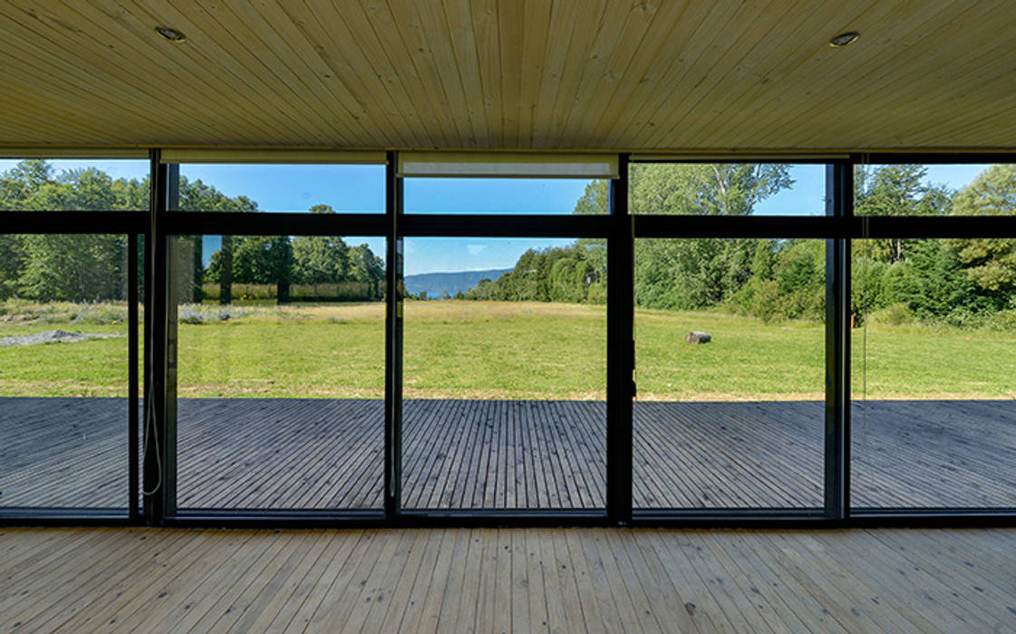Vista hacia el Lago Villarrica a la distancia mutarestudio Arquitectura Livings de estilo escandinavo Villarrica,Lago